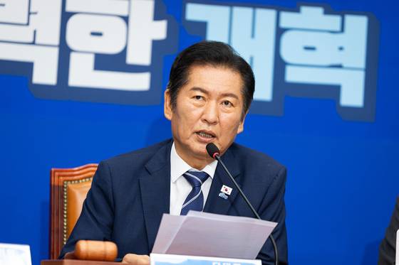 정청래 더불어민주당 대표가 1일 서울 여의도 국회에서 열린 최고위원회의에서 모두 발언을 하고 있다. 뉴스1