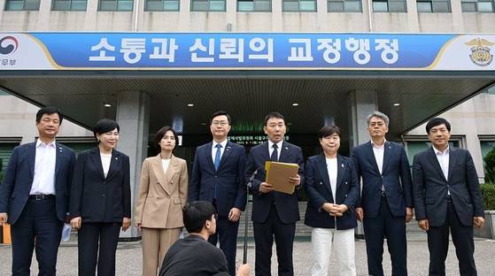 국회 법사위 소속 더불어민주당 김용민 간사가 1일 경기도 의왕시 서울구치소에서 윤석열 전 대통령 관련 CCTV를 열람한 후 브리핑하고 있다. 국회사진기자단