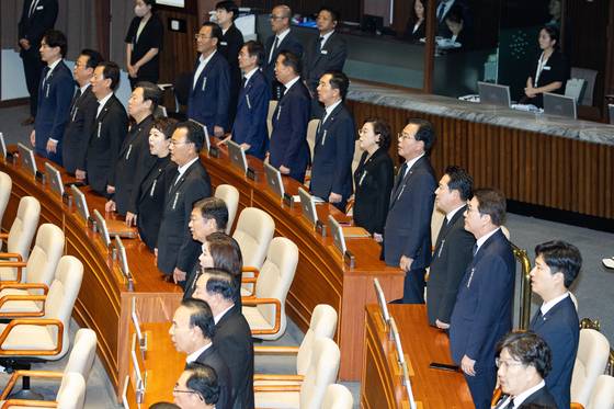 장동혁 국민의힘 대표, 송언석 원내대표를 비롯한 야당 의원들이 1일 서울 여의도 국회에서 열린 제429회 국회(정기회) 개회식에서 상복을 입고 애국가를 제창하고 있다. 뉴스1