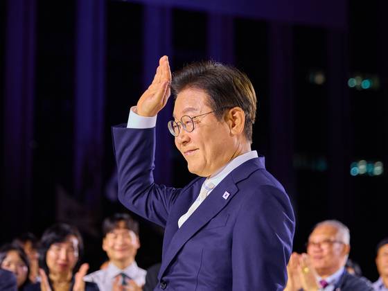 이재명 대통령이 지난 15일 서울 세종대로 광화문광장에서 열린 '광복 80년, 국민 주권으로 미래를 세우다' 제21대 대통령 국민 임명식에서 손 들어 인사하고 있다. 뉴스1