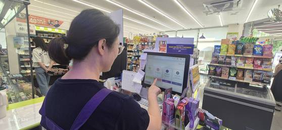 24시간 불을 밝히는 동네 편의점이 이제는 '마을의 눈' 역할을 하며 어려운 이웃을 찾아내고 있다. 울산 남구가 지난해 11월 시작한 '편의점 위기 이웃 발굴 사업'이다. 점주가 도움이 필요해 보이는 손님을 발견하면 포스기 화면의 신고 버튼을 눌러 구청에 알린다. 사진 울산 남구