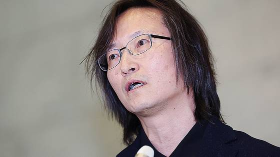 주병기 공정거래위원장 후보자가 14일 오전 서울 중구 대한상의에 마련된 인사청문회 준비 사무실에 출근하며 취재진과 질의응답을 하고 있다. 뉴스1