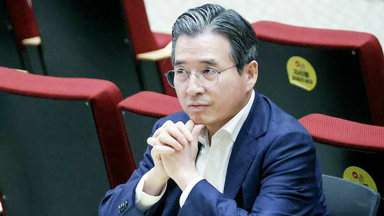 김용범 정책실장이 20일 용산 대통령실에서 기자간담회를 준비하고 있다.연합뉴스