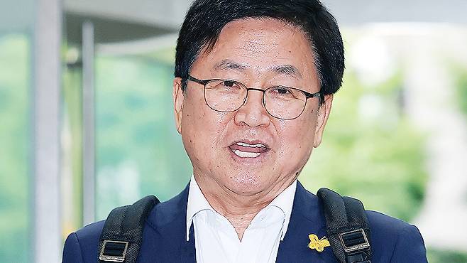 최교진 교육부 장관 후보자가 지난달 14일 오전 서울 영등포구 여의도 한국교육시설안전원에 마련된 인사청문회 사무실로 출근하기 전 취재진 질문에 답하고 있다. 뉴스1