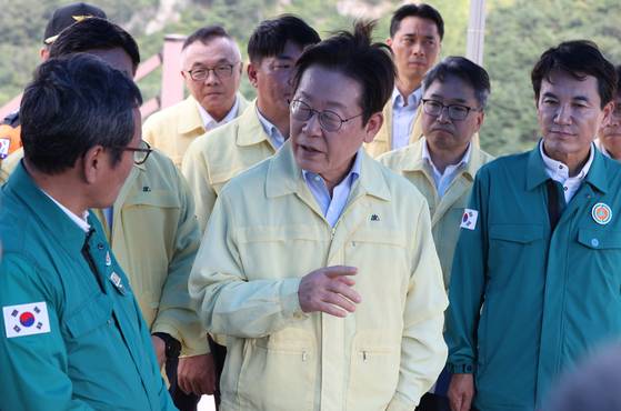 이재명 대통령이 지난달 30일 강원 강릉시 성산면 오봉저수지를 방문해 김홍규 강릉시장과 대화하며 가뭄 대응 추진 상황을 점검하고 있다. 대통령실사진기자단