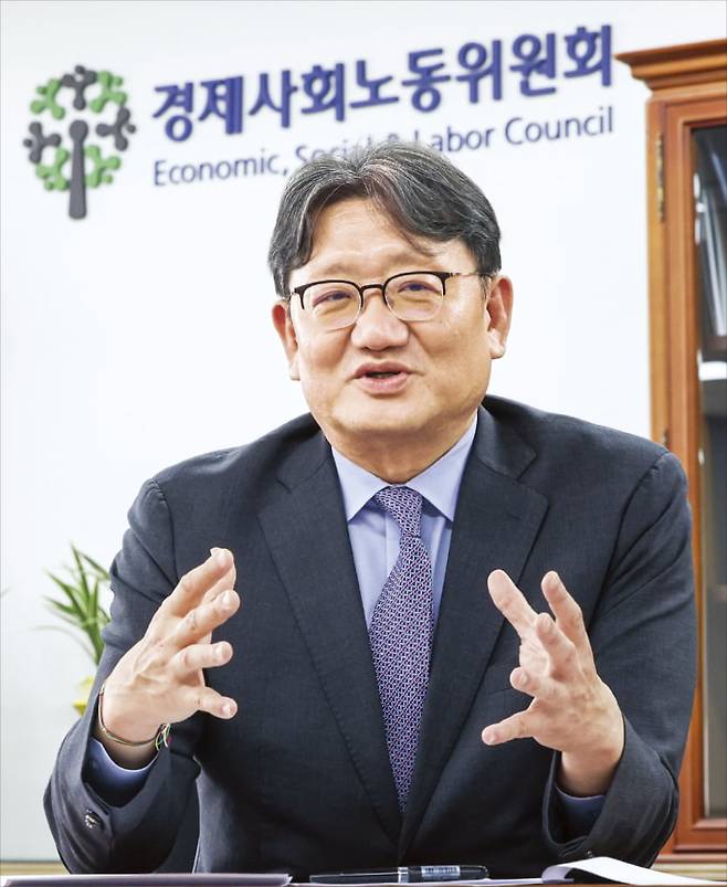 권기섭 경제사회노동위원회 위원장은 지난 26일 한국경제신문과의 인터뷰에서 “한국 노사 관계 지형에 큰 변화를 가져올 노란봉투법은 앞으로의 후속 조치가 관건”이라며 “﻿경사노위를 통해 협의하는 방향이 바람직하다”고 말했다.  임형택 기자