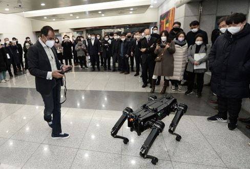 故지렌 파리크 고스트로보틱스 전 대표가 2022년 2월 서울 염곡동 코트라 본사에서 로봇개 제품을 시연하고 있다. 코트라 제공