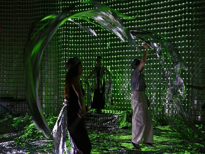 제13회 서울미디어시티비엔날레 《강령: 영혼의 기술》 퍼포먼스 전경, ORTA(알렉산드라 모로조바와 루스템 베게노프), 새로운 천재들의 위대한 원자폭탄 반사기 경험, 2025. 퍼포먼스. 90분. 청년예술청 그레이홀, 2025. 사진:홍철기. /서울시립미술관