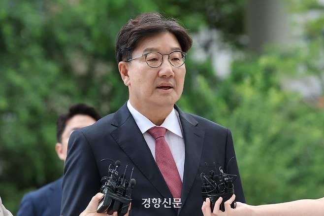 통일교 청탁 의혹을 받는 권성동 국민의힘 의원이 27일 서울 종로구 KT 광화문빌딩에 있는 민중기 특별검사팀에 피의자 신분으로 출석하고 있다.  한수빈 기자