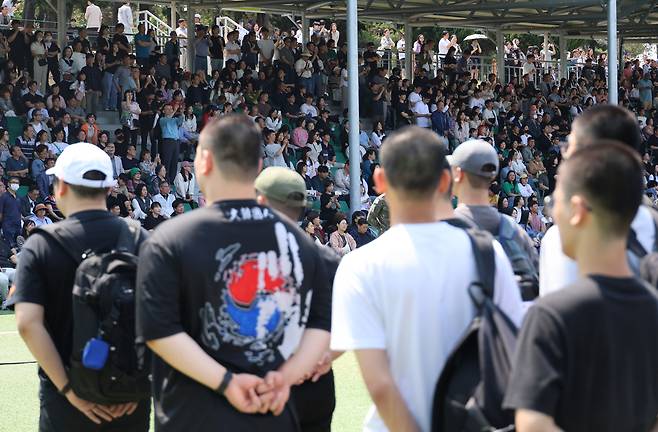 지난 5월 26일 충남 논산시 육군훈련소로 입영하는 장병 가족들이 병무청 ‘현역 입영문화제(청춘 예찬 콘서트)’를 관람 후 입대하는 아들을 배웅하고 있다. 연합뉴스