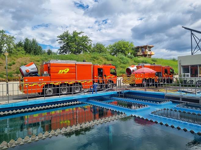 역대 최악의 가뭄으로 강원 강릉지역에서 ‘75% 제한급수’가 시행되는 가운데 1일 소방당국이 소방차를 이용해 인근 연곡정수장과 평창, 양양, 속초, 동해 등 4개 시·군의 급수전 등에서 취수해 온 물을 ‘강릉 홍제정수장’에 공급하고 있다. 강원도소방본부 제공