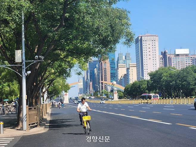 1일 열병식을 이틀 앞둔 창안제 거리의 톈안먼 방향으로 지나다니는 차량이 거의 없다. 박은하 기자