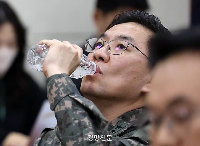 이진우 전 육군 수도방위사령관이 지난 1월14일 국회 국방위원회에서 열린 국회 내란 혐의 진상규명 국정조사특위에 참석해 물을 마시고 있다.  박민규 선임기자
