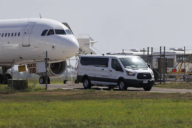 이민자들을 태운 수송 밴이 지난달 31일(현지시간) 미국 텍사스주 할링겐의 밸리 국제공항을 출발하고 있다. AP연합뉴스