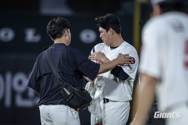 지난 31일 부산 사직구장에서 열린 두산전에서 롯데 선발 나균안이 4회 두산 양의지가 친 공에 오른쪽 어깨를 맞았다. 코치진이 나균안 상태를 확인하는 모습. 롯데 자이언츠 제공