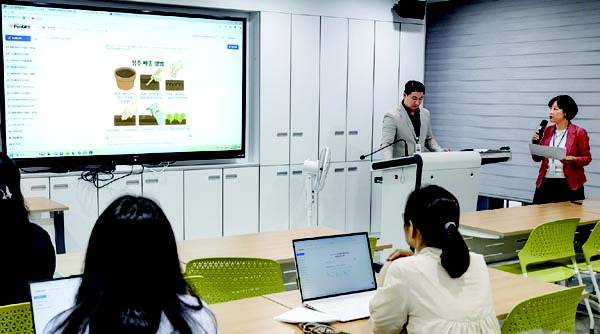 1일 부산 동래구 원예고등학교 대회의실에서 교직원의 행정업무를 지원하는 ‘AI 비서’ 시연회가 열리고 있다.  전민철 기자