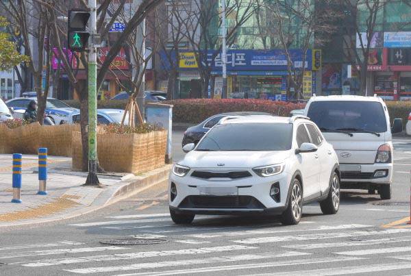 부산 연제구 한 횡단보도 앞에서 우회전 하려는 차량이 줄지어 대기하고 있다. 도로교통법에 ‘우회전 일시정지’ 규정이 생긴 지 올해로 3년째 접어들었지만 잘 지켜지지 않아 사망 사고는 오히려 늘어나는 추세다. 국제신문 DB