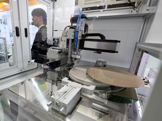 An official demonstrates a wafer inspection device on display at Semicon Korea 2025 On Feb. 19 at Southern Seoul's Coex on Feb. 19. [NEWS1]