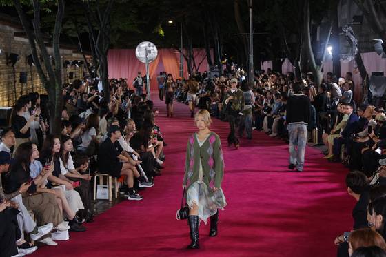 Models walk along the stonewall path of Deoksu Palace in central Seoul during Andersson Bell’s show, which opened the 2026 Spring/Summer Seoul Fashion Week on Monday. [YONHAP]