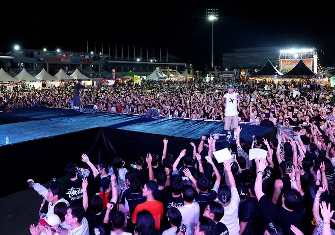 지난달 28일부터 3일간 열린 제3회 강진 하맥축제에 전국에서 7만5000여 명의 관광객이 몰리면서 지역축제의 성공 모델이라는 평가를 이어가고 있다. /강진군