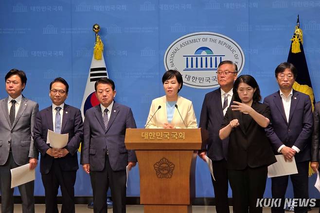 전현희 더불어민주당 3대특검 종합대응 특별위원회 총괄위원장이 지난달 1일 서울 여의도 국회 소통관 기자회견장에서 윤석열 전 대통령이 수감된 서울 구치소 현장 조사 내용을 브리핑하고 있다. 김건주 기자