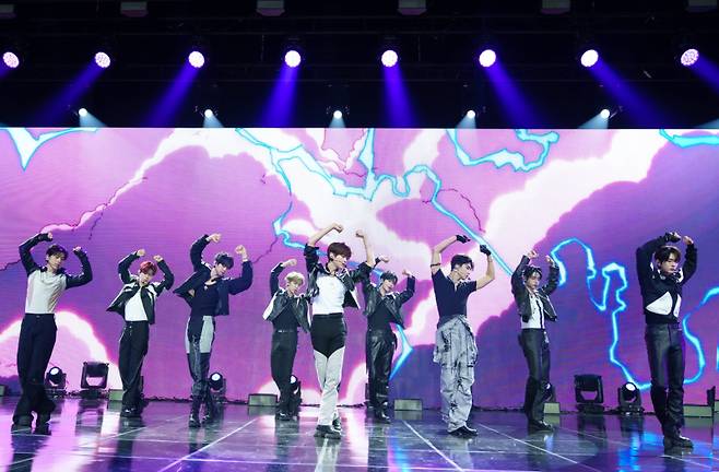 그룹 제로베이스원이 1일 오후 서울 한남동 블루스퀘어 SOL트래블홀에서 열린 정규 1집 ‘네버 세이 네버’(NEVER SAY NEVER) 발매 기념 쇼케이스에서 무대를 펼치고 있다. 웨이크원 제공