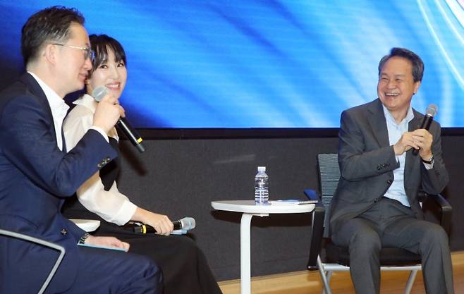 진옥동 신한금융그룹 회장이 1일 서울 중구 신한금융 본사에서 열린 창립 24주년 토크콘서트를 하고 있다. 신한금융지주 제공