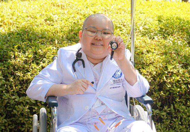 선물받은 의사 가운을 입고 청진기를 들고 있는 소율양. 빛담아이 제공
