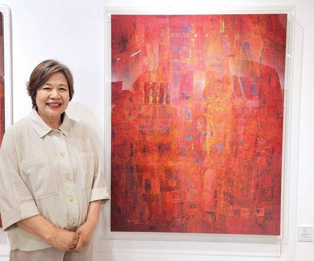 제33회 대한민국기독교미술대전의 골든십자가상을 수상한 이창수 김갑수 고민경 작가가 자신의 대표작 앞에서 기념 촬영을 하고 있다(위쪽 사진부터).