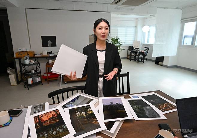 서 작가가 사진전에서 선보일 마지막 작품에 관해 설명하며 “전시회 구성이 가족에서 시작해 가족으로 끝난다”며 “나의 잘못된 시절을 비난하지 않고 감싸준 가족 때문에 용기를 낼 수 있었다”고 말했다. 아래 사진은 서 작가가 사진 작품들을 펼쳐 놓고 각각의 의미를 설명하는 모습. 신석현 포토그래퍼