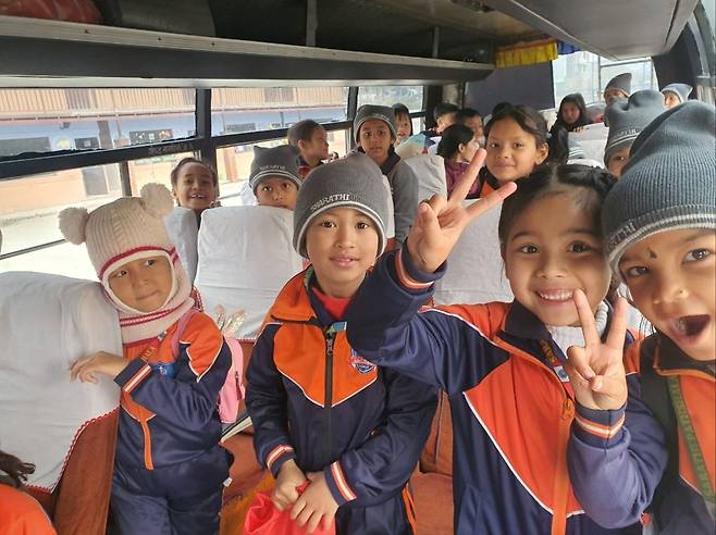 차기현 선교사가 운영하는 사라티 파트샬라 학교 학생들이 버스를 타고 이동하며 밝게 웃고 있다. 차 선교사 제공