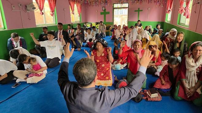 네팔 현지 교회에서 현지 성도들이 함께 예배를 드리는 모습. 차기현 선교사의 사역은 치유 등을 통해 현지인들의 자발적인 참여로 확장되고 있다. 차 선교사 제공