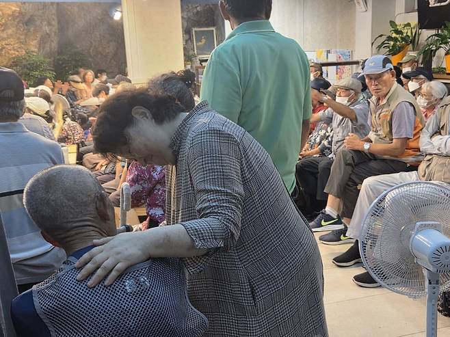 1일 서울 중구 일어나빛을발하라교회에서 박반순 목사가 노숙인에게 안부를 묻고 있는 모습.
