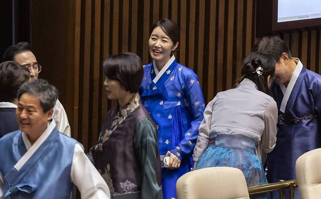강선우 더불어민주당 의원이 1일 국회에서 열린 정기국회 개회식에 파란 한복을 입고 동료 의원들과 인사하고 있다. 연합뉴스