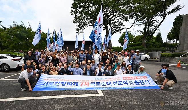 거룩한방파제 국토순례단 관계자들이 1일 서울 마포구 양화진외국인선교사묘원에서 순례에 나서기에 앞서 기념 사진을 찍고 있다. 신석현 포토그래퍼