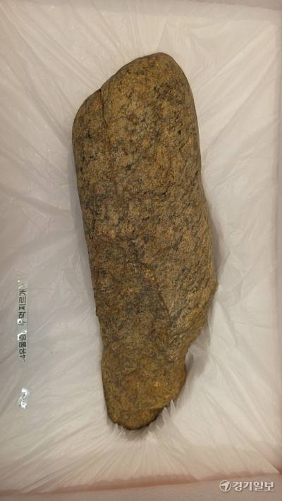 ‘2025 전곡리유물 귀환 기념식’에서 공개된 길이 42cm의 대형 주먹찌르개. 이나경기자