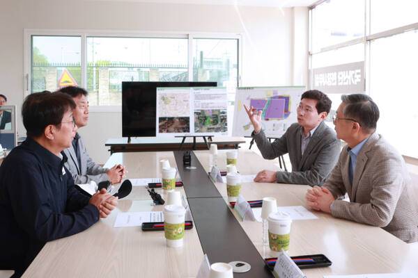 지난해 4월27일 이상일 용인특례시장(오른쪽 두 번째)이 박상우 국토교통부장관(왼쪽 첫번째), 이한준 한국토지주택공사 사장(오른쪽 첫 번째)과 만나 ‘용인 첨단시스템반도체 국가산업단지’ 현안을 점검하고 있다. 용인특례시 제공