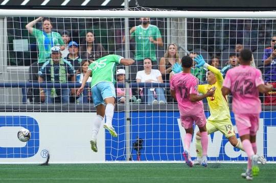 선제골을 터트리는 시애틀의 오사제이 데 로사이로. 사진[AP=연합뉴스]