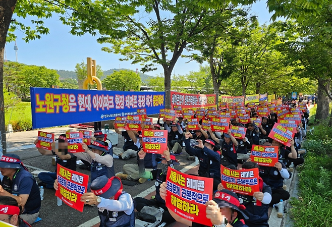 지난 7월 서울 노원구청 앞에서 전국 레미콘운송노동조합이 광운대 역세권 개발 사업에 배치 플랜트 도입을 반대하며 집회를 열고 있다. [사진 = 전국레미콘운송노조]