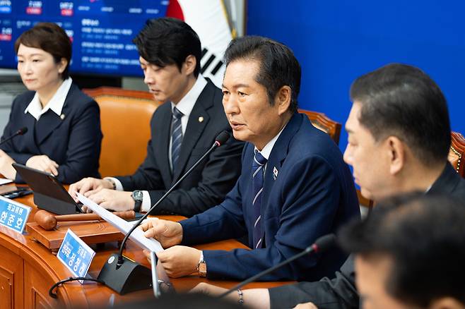 정청래 더불어민주당 대표가 1일 서울 여의도 국회에서 열린 최고위원회의에서 모두 발언을 하고 있다. [사진 뉴스1]