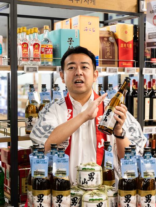 최근 매일경제와 만난 야마자키 고로 오토코야마 대표가 이마트 용산점에서 기념촬영을 하고 있다. [사진 출처 = 니혼슈코리아]