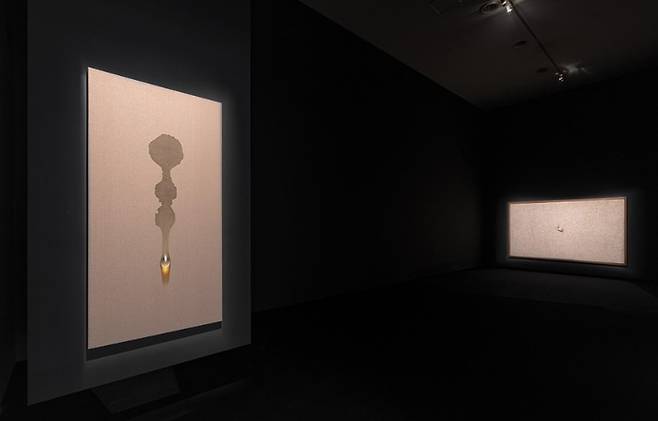 어두운 공간에 ‘물방울’을 홀로 걸어 놓은 물방울의 방. [국립현대미술관]