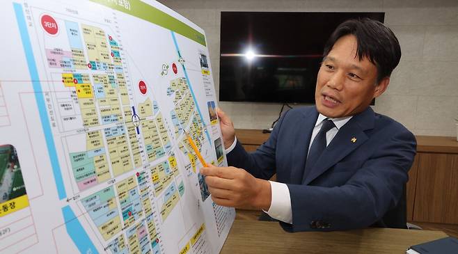 이상훈 한국산업단지공단 이사장이 제1회 한국무역박람회가 열렸던 서울 구로공단 2단지 지도를 가리키며 '제1회 대한민국 산업단지 수출박람회'에 대해 설명하고 있다.  이승환 기자