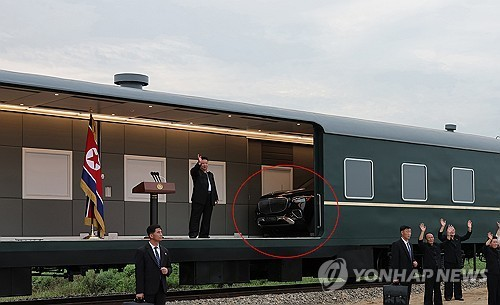 김정은 북한 국무위원장이 지난해 평안북도 의주군의 수해 현장을 재차 방문한 조선중앙통신 사진에서, 전용열차 내부에 최신형 메르세데스-마이바흐 GLS 600 4MATIC 페이스리프트 모델로 추정되는 차량이 포착됐다. [사진 출처 = 연합뉴스]