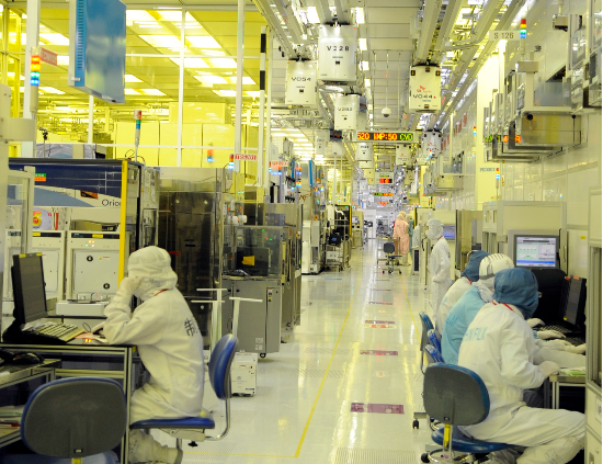 SK하이닉스 중국 우시 법인 직원들이 생산라인에서 제품을 모니터링하고 있다. (사진=SK하이닉스 제공)