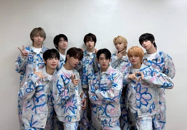 아홉(AHOF·스티븐, 서정우, 차웅기, 장슈아이보, 박한, 제이엘, 박주원, 즈언, 다이스케)은 지난 8월 31일 필리핀 마닐라에 위치한 로빈슨 갤러리아 메인 아트리움에서 ‘AHOF FANSIGN EVENT(아홉 팬사인 이벤트)’를 열고 현지 팬들과 만났다.