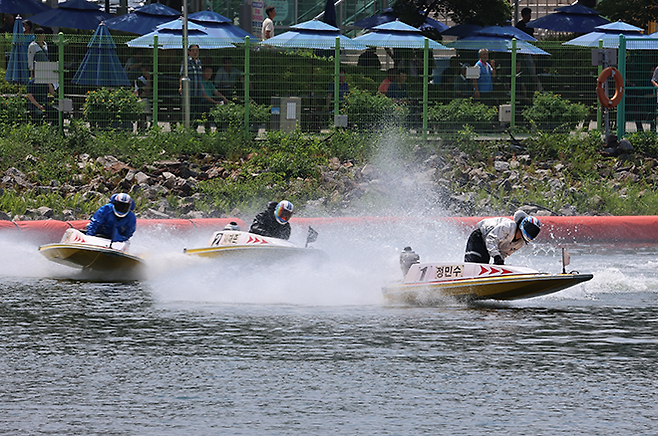 미사경정장에서 선수들이 턴마크를 돌며 경합을 벌이고 있다. 사진=서울올림픽기념국민체육진흥공단 경륜경정총괄본부