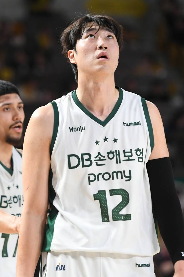 원주 DB의 정효근은 지난 8월 28일 울산 현대모비스와의 연습경기에서 오른 어깨 부상을 당했다. 사진=KBL 제공