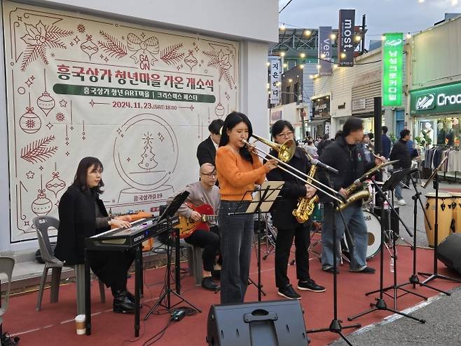 ▲지난 11월 23일 여수 청년마을 ‘가온’ 개소식에서 청년 예술가들이 축하공연을 선보이고 있다./사진제공=청년마을'가온'