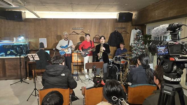 ▲지난 11월 23일 여수 청년마을 ‘가온’ 개소식에서 청년 예술가들이 축하공연을 선보이고 있다./사진제공=청년마을'가온'